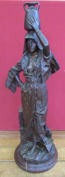 null GASTON LEROUX (1854-1942) "Porteuse de jarre" Epreuve en bronze à patine noire...