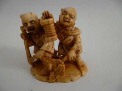 null Netsuke en ivoire finement sculpté de deux Karako à la lanterne pour la fête...