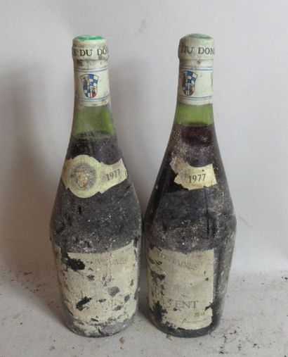 null 2 bouteilles de MOULIN A VENT Domaine Les Fontaines 1977 (étiquettes abimées...