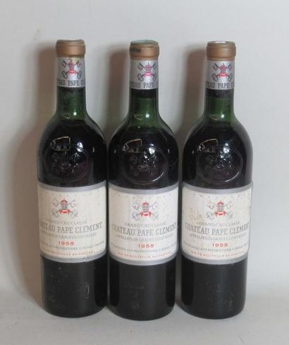 null 3 bouteilles de CHATEAU PAPE-CLEMENT Graves 1958 (niveaux haute épaule et mi-épaule)...