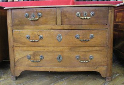 null Commode en noyer ouvrant par quatre tiroirs sur trois rangs - Epoque fin XVIIIe...