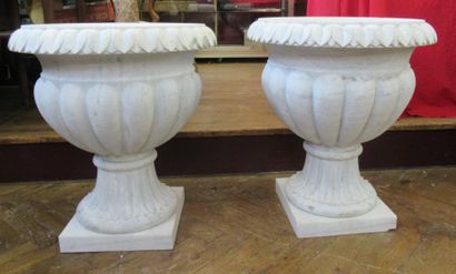 null Paire de grands vases en marbre de forme dite "Médicis" - Ht : 70 cm chaque...