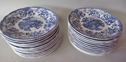 null IRONSTONE - Suite de 24 assiettes en porcelaine à décor en camaïeu bleu sur...