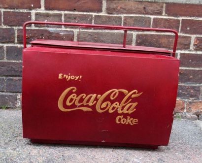 null Glacière "Coca Cola" en métal laqué rouge, intérieur en tôle galvanisée - Travail...