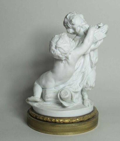 null Groupe en biscuit de porcelaine représentant deux enfants-Bacchus, reposant...