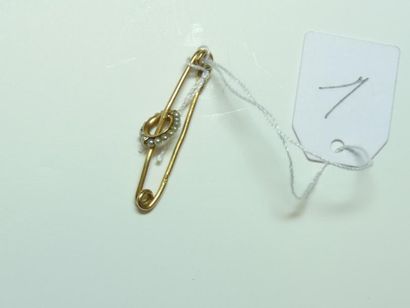 null Petite barrette de bavoir en or jaune 18K (750/oo) ornée de petites perles fines,...