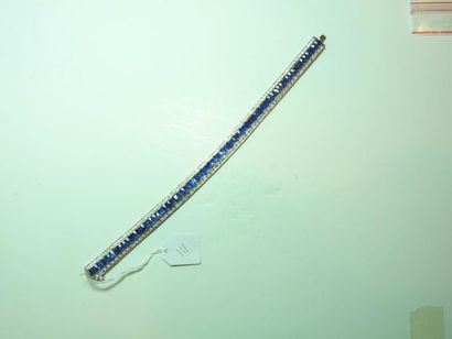 null Bracelet ruban en or gris 18K (750/oo) centré d'une ligne de saphirs calibrés...
