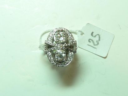 null Bague ovale en or gris 18K (750/oo) à décor ajouré sertie de deux diamants,...
