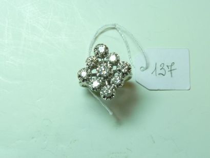null Bague en or gris 18K (750/oo) formant un losange sertie de neuf diamants demi...