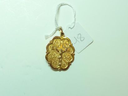 null Médaille polylobée en or jaune 18K (750/oo) à décor ciselé ornée au centre d'un...