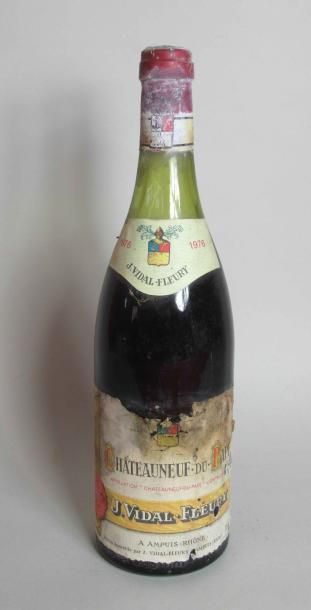 null 1 bouteille de CHATEAUNEUF DU PAPE Domaine Vidal Fleury 1976 (étiquette abimée)...