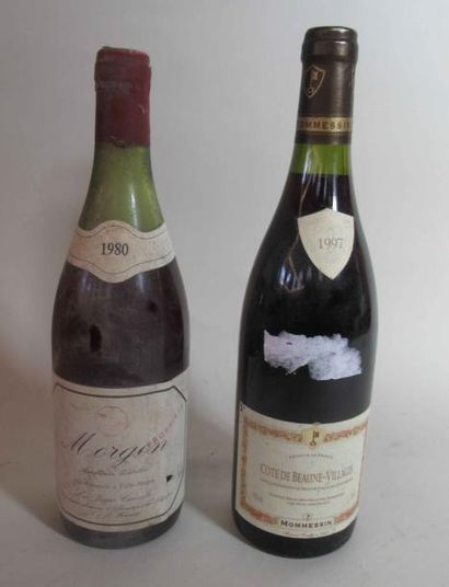 null Une bouteille de COTE DE BEAUNE - VILLAGES Domaine MOMESSIN 1997 Une bouteille...