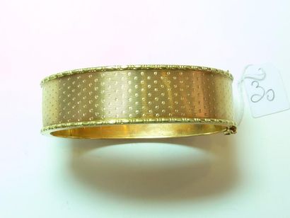 null Bracelet jonc rigide ouvrant en or 18K (750/oo) de deux tons finement ciselé...