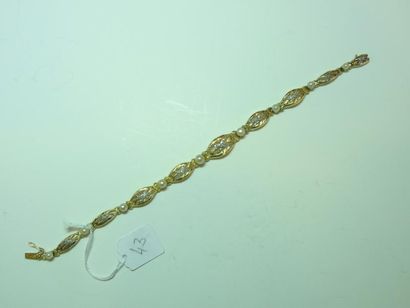 null Bracelet ancien en or jaune 18K (750/oo) composé de maillons ciselés et ajourés...