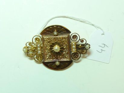 null Broche en or jaune 18K (750/oo) à décor ajouré sertie de perles fines, époque...