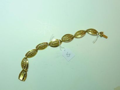 null Bracelet ancien en or jaune 18K (750/oo) à maillons ovales ajourés et filigranés....