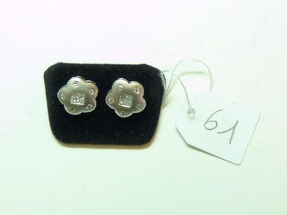 null Paire de clous d'oreilles en or gris 18K (750/oo) satiné à décor floral centrés...