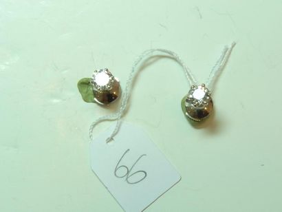 null Paire de clous d'oreilles en or gris 18K (750/oo) ornés de deux diamants demi...