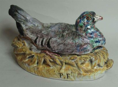 null Cocotte en faïence à décor polychrome imitant la forme d'un pigeon - Signée...