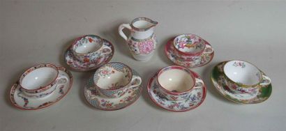 null MINTON - 6 tasses à thé et leurs sous-tasses en porcelaine à décor polychrome....