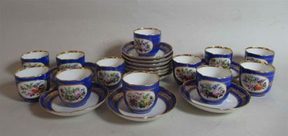 null VINCENNES / SEVRES (attribué à) - 12 tasses à café et leurs sous-tasses en porcelaine...