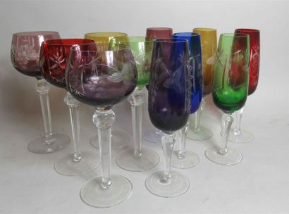 null Suite de 5 verres à vin du Rhin en verre de couleur et 6 flûtes à Champagne...