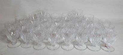 null SAINT LOUIS - Partie de service de 33 verres en cristal taillé à neuf côtes...