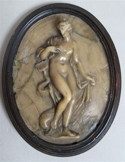 null "Vénus de Médicis" Sujet en cire de forme ovale à décor en haut relief - Ht...