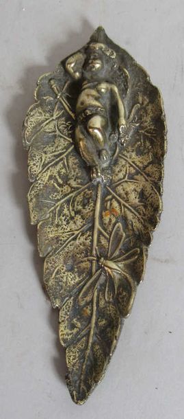 null Petit vide poche en bronze à patine dorée figurant une feuille avec une libellule...