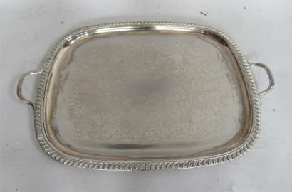 null Grand plateau à deux anses en métal argenté (usures). 69 x 47 cm 