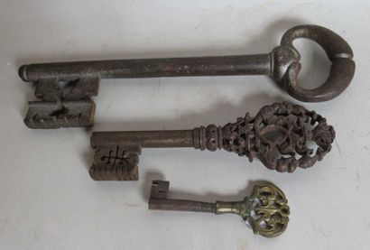 null Lot de trois clefs dont deux datant du XVIe et XVIIe siècle - Lg : 25 et 15,5...
