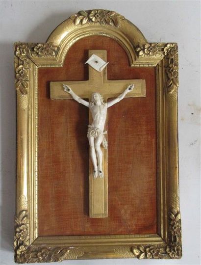 null Christ en ivoire - Epoque XVIIIe siècle - Présenté sur fond de bois doré sur...