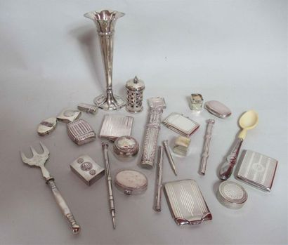 null Lot de 25 objets en argent et métal argenté dont: boîtes à allumettes, boîtes...