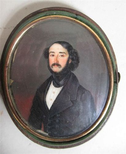null Miniature ovale sur ivoire figurant un homme au collier de barbe - Epoque XIXe...
