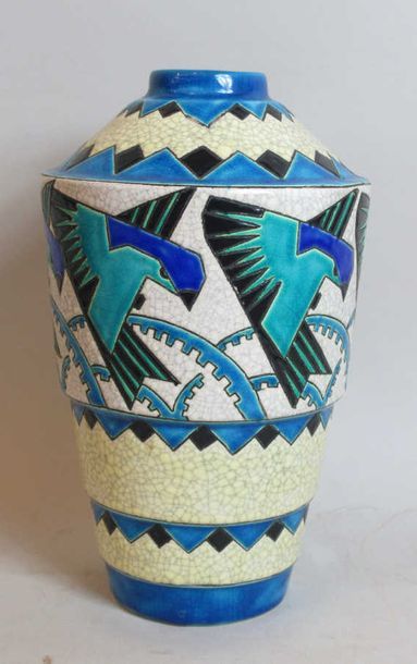 null Charles CATTEAU (1880-1966) - Vase de forme géométrique à pans dégradés à décor...