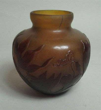 null Emile GALLE (1846-1904) Vase de forme globe en verre orange à décor dégagé à...