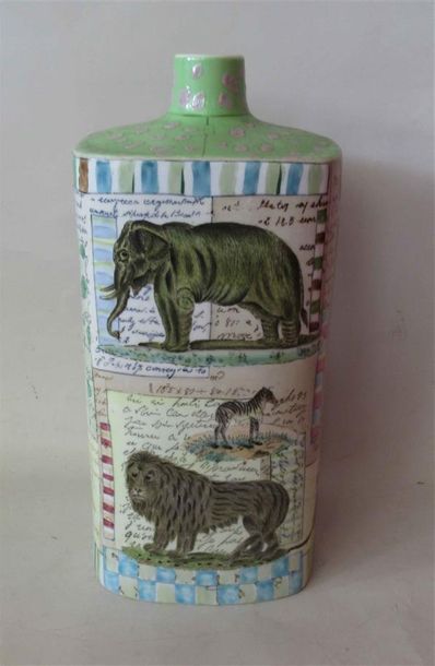 null John DERIAN " New York" Vase en porcelaine à décors peint à la main de girafes,...