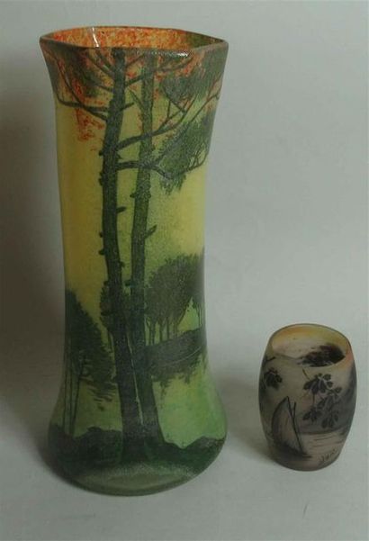 null Dans le goût de LEGRAS - Vase en verre à décor peint d'un paysage lacustre -...
