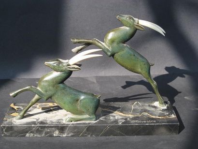 null Paul SILVESTRE (1884-1976) "Deux antilopes au bond" Epreuve en bronze à patine...