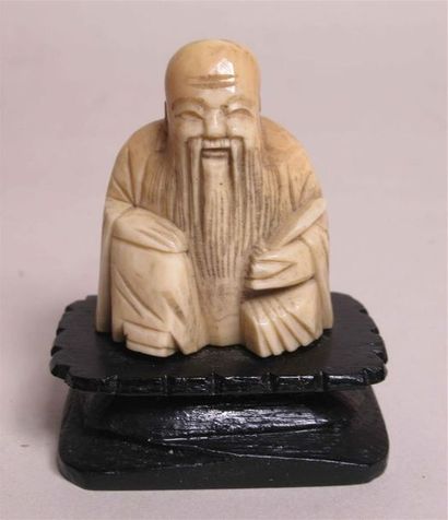 null Okimono en ivoire sculpté figurant un personnage barbu - Chine, début du XXe...