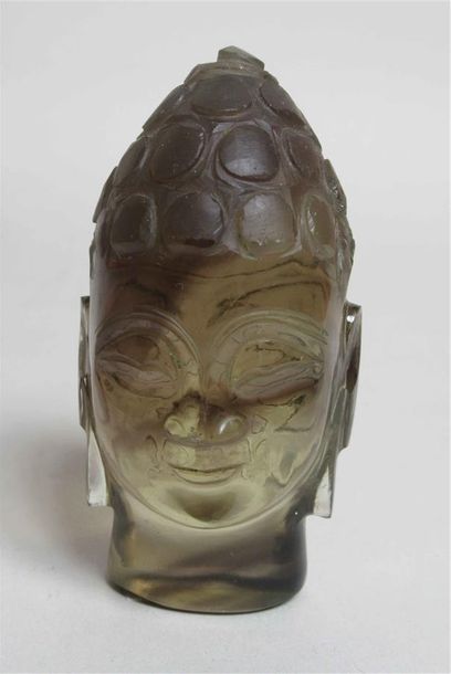 null Tête de Bouddha en quartz fumé sculpté - Chine, XXe siècle - Ht : 7,5 cm Poids...