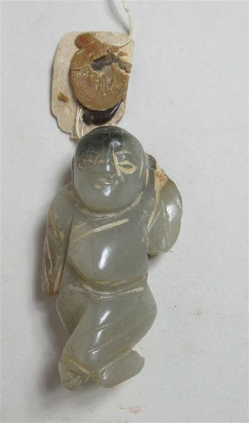 null Statuette en jade gris d'un enfant en mouvement - Chine début 20ème - étiquette...