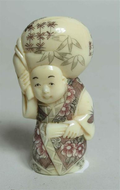 null Netsuke en ivoire polychrome d'un Karako au kimono fleuri tenant un éventail...