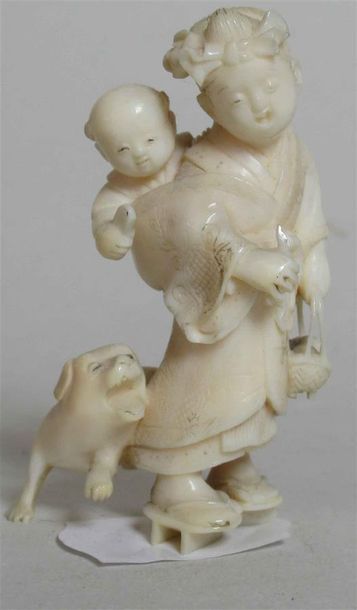 null Netsuké en ivoire à décor d'une mère tenant son enfant dans le dos, accompagné...