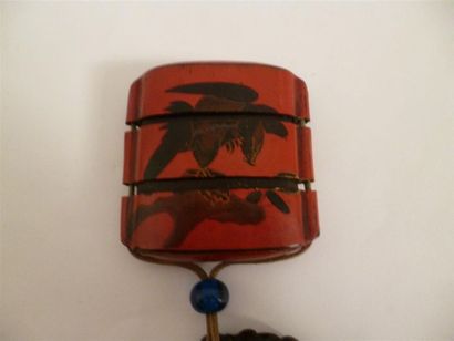 null INRO à deux cases en laque rouge décoré en laque brune d'un oiseau se posant...