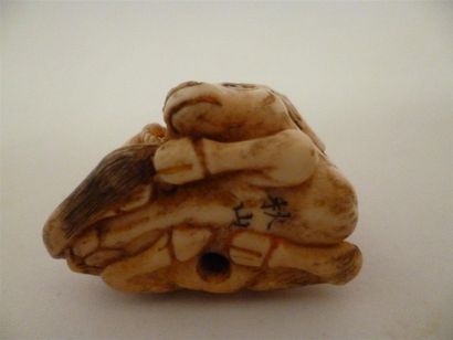 null Netsuke en ivoire finement sculpté de Bokudo - jeune pâtre assis sur le dos...