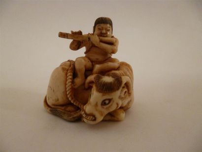 null Netsuke en ivoire finement sculpté de Bokudo - jeune pâtre assis sur le dos...