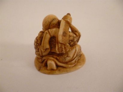 null Original netsuke en ivoire finement sculpté d'un artisan agenouille sculpté...