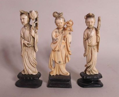 null Ensemble de 3 statuettes en ivoire bien sculptées de jeune femmes, l'une tenant...