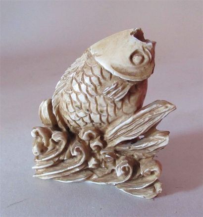 null Tabatière en ivoire sculpté en forme de poisson surgissant des flots - symbolise...